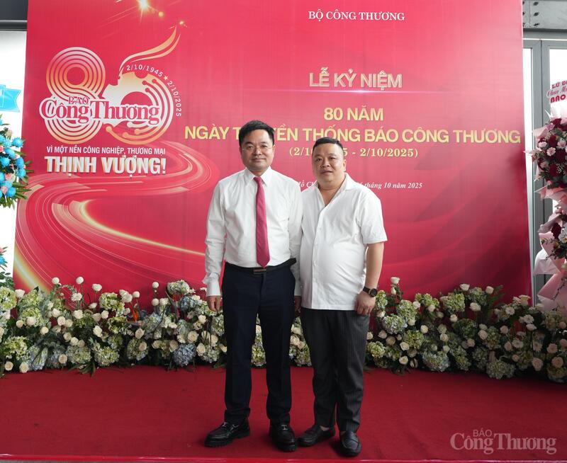 Tổng Biên tập Nguyễn Văn Minh (bên trái) và nhà báo Nguyễn Hồng Quang, Trưởng Văn phòng đại diện phía Nam Báo Công Thương tại sự kiện.