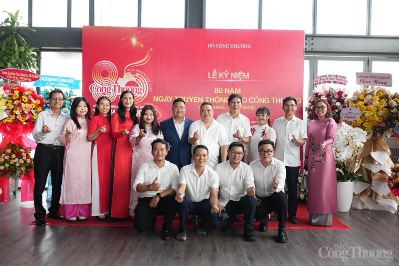 Các thế hệ cán bộ, phóng viên, cộng tác viên Văn phòng đại diện phía Nam Báo Công Thương.