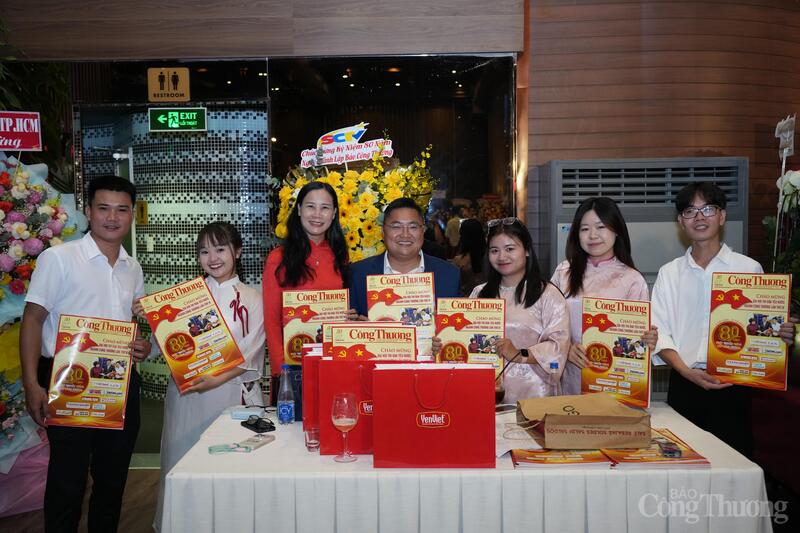 Các phóng viên, cộng tác viên tại Văn phòng đại diện phía Nam Báo Công Thương.