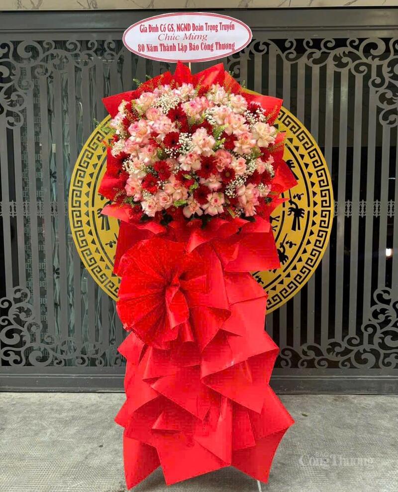 Lẵng hoa chúc mừng Lễ kỷ niệm 80 năm Ngày truyền thống Báo Công Thương của gia đình cố GS. Nhà giáo nhân dân Đoàn Trọng Truyến.
