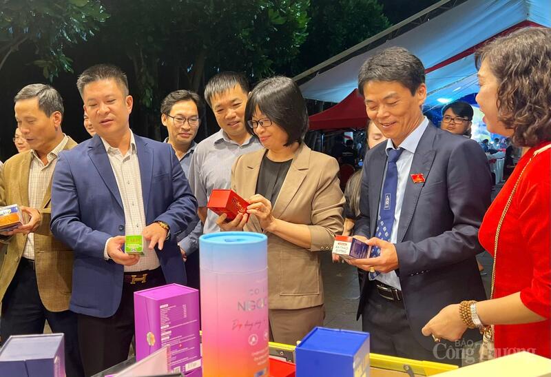 Lãnh đạo tỉnh Gia Lai, Sở Công Thương Gia Lai tham quan gian hàng OCOP. Ảnh: Hiền Mai