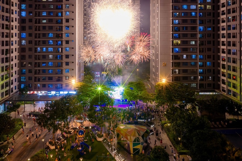 Những tiếng cười giòn tan, những tràng pháo tay không dứt khi pháo hoa rực sáng trên bầu trời Goldmark City khép lại đêm hội bằng một màn trình diễn mãn nhãn. Sự đồng lòng của cư dân, Ban Quản trị, Ban Quản lý, Chủ đầu tư đã góp phần tạo nên thành công của sự kiện và góp sức kiến tạo một khu đô thị đáng sống.