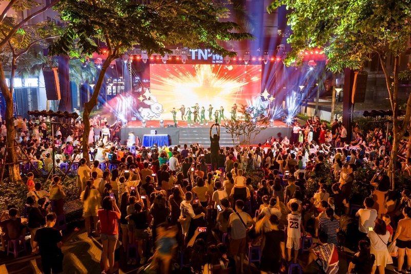 Sân khấu trung tâm rực rỡ sắc màu cổ tích với hàng loạt tiết mục nghệ thuật đặc sắc.
