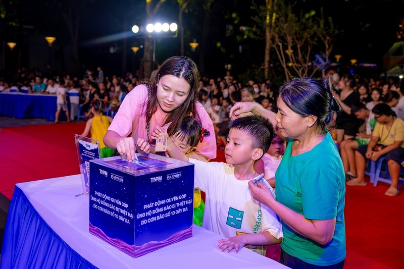 Giây phút xúc động khi cư dân cùng nhau quyên góp ủng hộ đồng bào bị ảnh hưởng bởi bão Bualoi. Trung thu không chỉ là niềm vui, mà còn là dịp lan tỏa tinh thần sẻ chia, nhân ái.