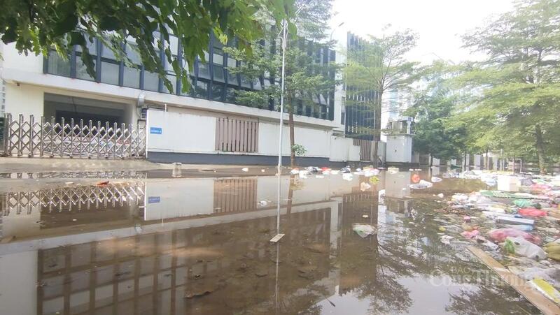 Rác bủa vây trước cổng số 4 Trường Tiểu học Đông Ngạc.