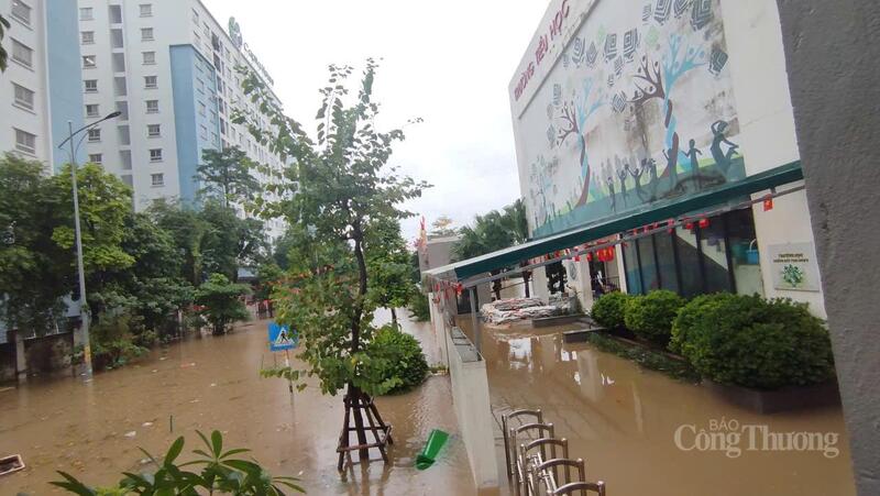Trường Tiểu học Đông Ngạc bị nước bao quanh sau trận mưa cơn bão số 11, khiến học sinh chưa thể tới trường.