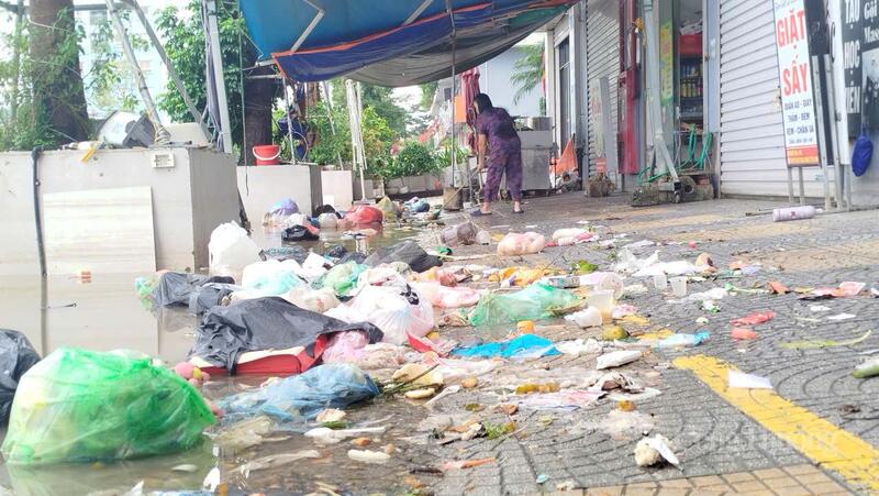 Mùi xú uế nồng nặc khó chịu bốc lên từ rác thải sinh hoạt từ khu dân cư.