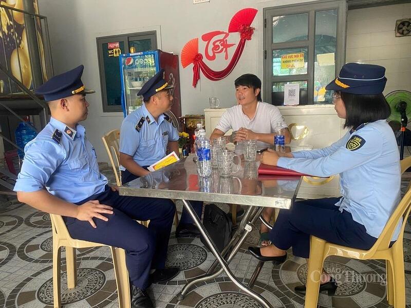 Hộ kinh doanh cam kết bán hàng theo quy định, xây dựng môi trường kinh doanh minh bạch, lành mạnh. Ảnh: QLTT Hà Tĩnh
