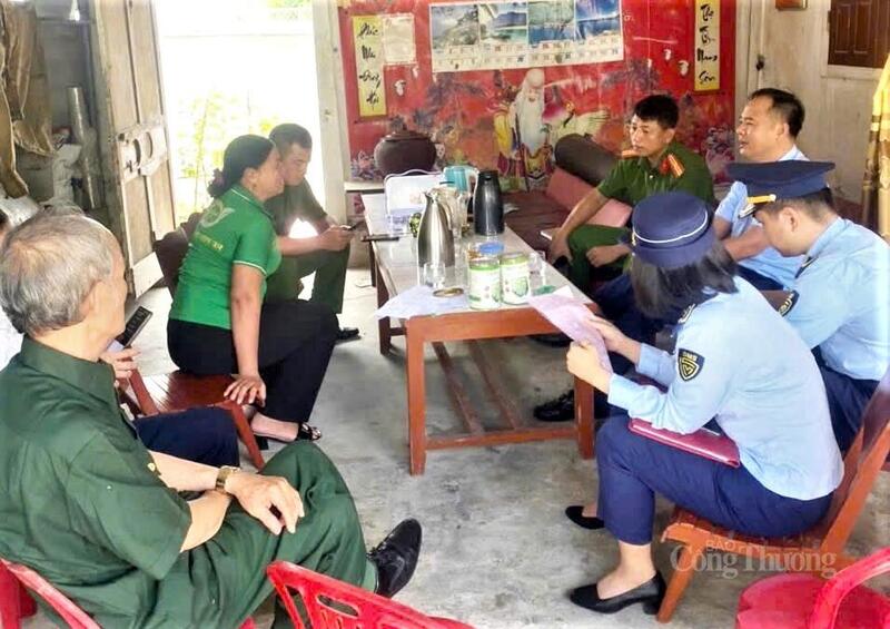 Lực lượng QLTT phối hợp với cán bộ xã, công an tăng cường kiểm tra, nắm bắt địa bàn. Ảnh: QLTT Hà Tĩnh