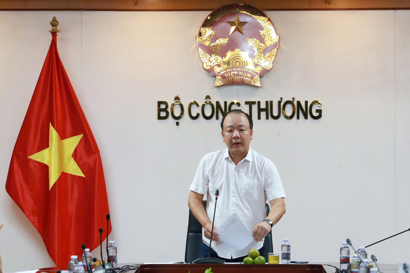 Ông Trần Hữu Linh, Cục trưởng Cục Quản lý và Phát triển thị trường trong nước, Bộ Công Thương điều hành cuộc họp. Ảnh: Thanh Vân