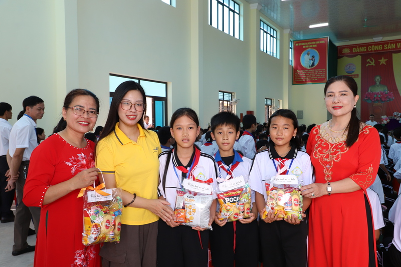 Đại diện Tổng công ty Bưu điện Việt Nam trao Qũy khuyến học cho THCS Cẩm Sơn (Ảnh: Quân Đỗ)