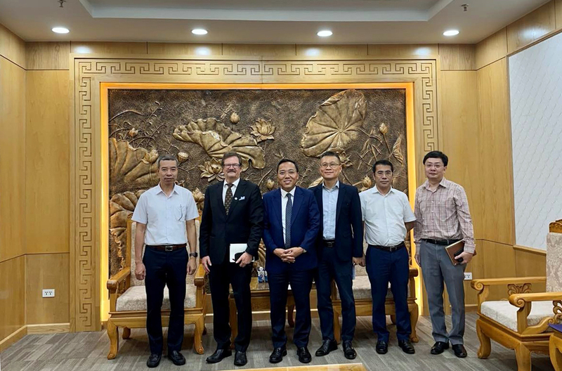 Thứ trưởng Nguyễn Hoàng Long và Đại sứ Phần Lan tại Việt Nam cùng đại diện các Cục, Vụ chức năng trong Bộ Công Thương