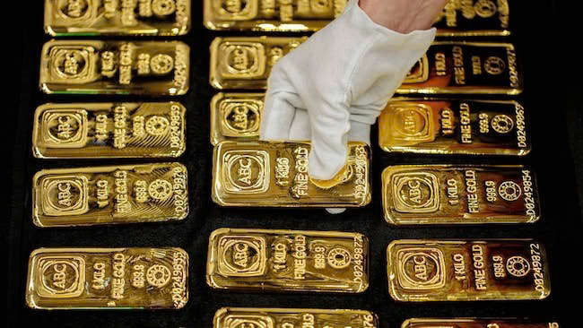 Giá vàng lần đầu vượt mốc 4.000 USD/ounce. Ảnh: CNBC
