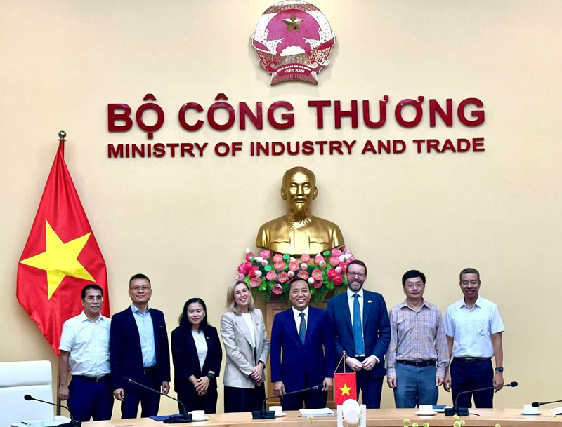 Thứ trưởng Nguyễn Hoàng Long và Đại sứ Vương quốc Anh tại Việt Nam trao đổi sâu về các lĩnh vực hợp tác ưu tiên trong giai đoạn tới, đặc biệt là trong khuôn khổ JETP