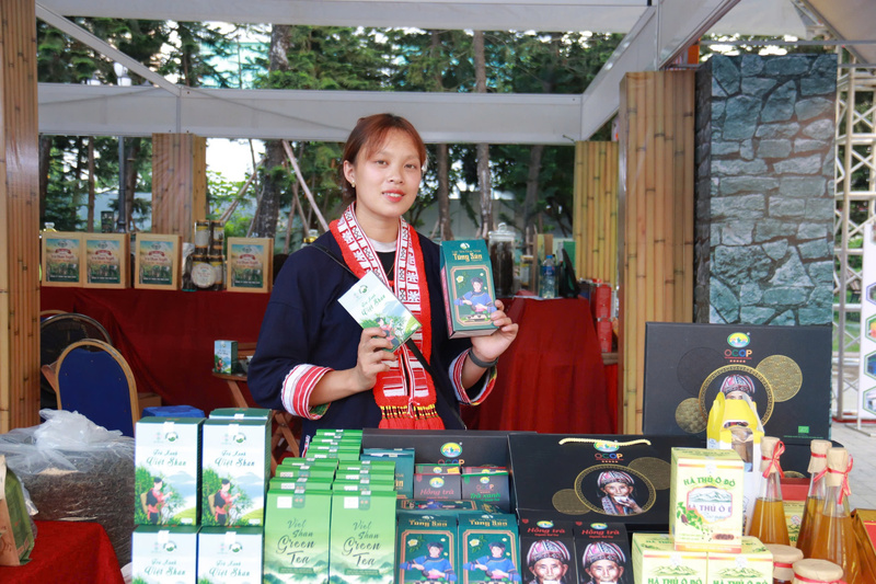 Chị Hoàng Mùi Chài, Giám đốc Công ty TNHH Chè Việt Shan tại Hội chợ triển lãm hàng công nghiệp nông thôn năm 2025. Ảnh: Thanh Tuấn
