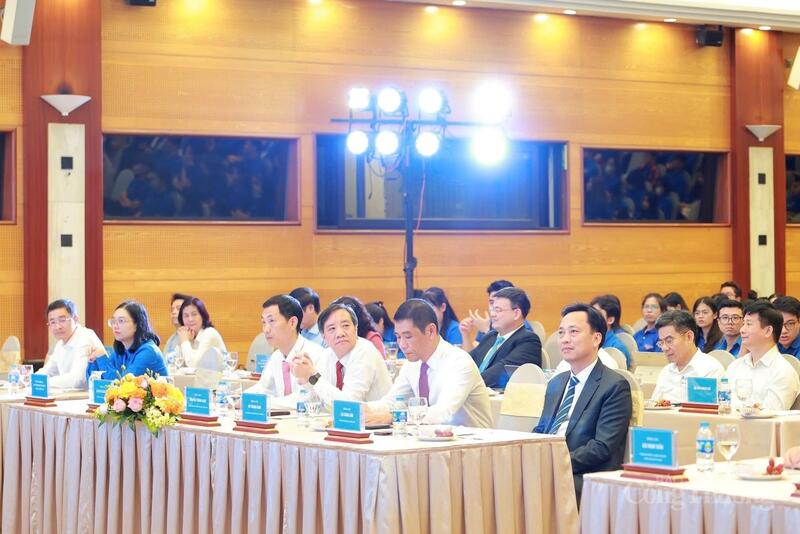 Các đại biểu tham dự Lễ tuyên dương Đảng viên trẻ