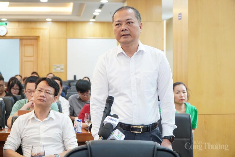 Ông Nguyễn Anh Sơn, Cục trưởng Cục Xuất nhập khẩu, Bộ Công Thương trả lời báo chí về các vấn đề liên quan đến lĩnh vực xuất nhập khẩu. Ảnh: Minh Trang