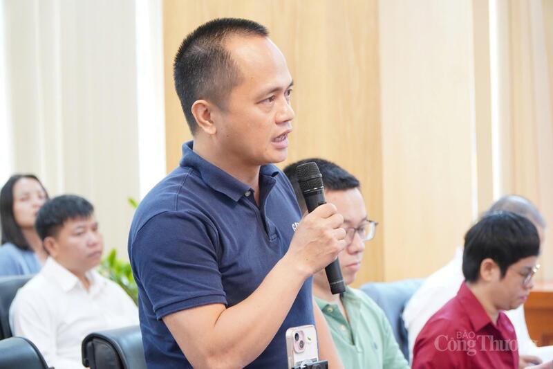 Các nhà báo, phóng viên đặt câu hỏi tại buổi họp báo. Ảnh: Minh Trang