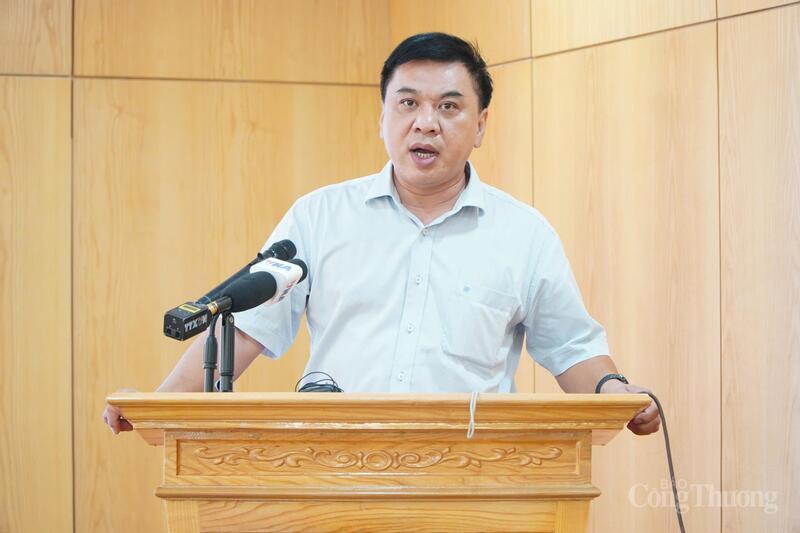 Ông Lê Hoàng Tài, Phó Cục trưởng Cục Xúc tiến thương mại thông tin về công tác chuẩn bị Hội chợ mùa thu 2025. Ảnh: Minh Trang