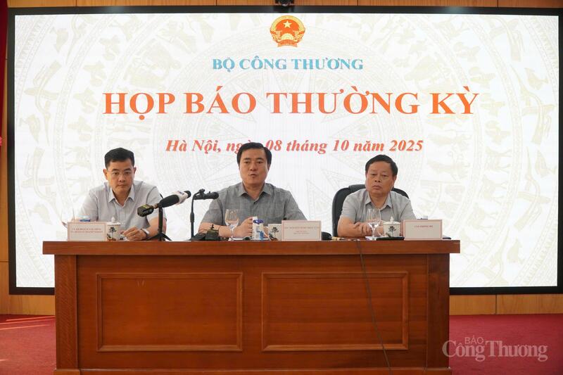 Thứ trưởng Nguyễn Sinh Nhật Tân chủ trì buổi họp báo. Ảnh: Minh Trang
