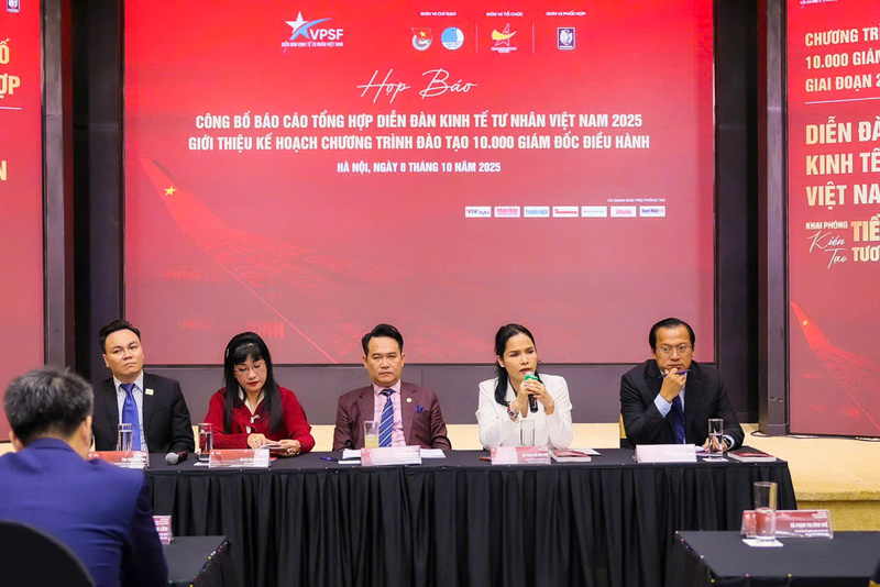 Lãnh đạo Hội Doanh nhân trẻ Việt Nam trao đổi tại họp báo