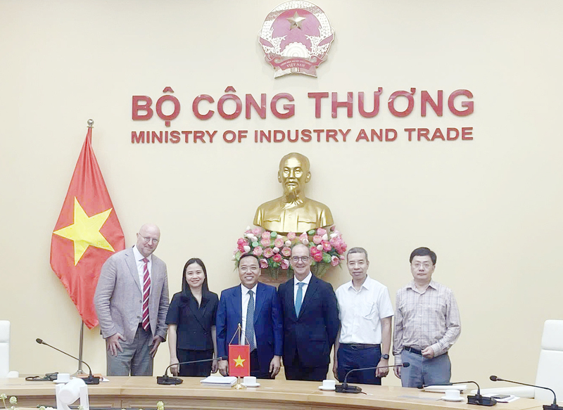 Thứ trưởng Nguyễn Hoàng Long và ông Rafael De Bustamante, Đại biện Phái đoàn Liên minh châu Âu (EU) tại Việt Nam cùng các đại biểu tham dự buổi làm việc