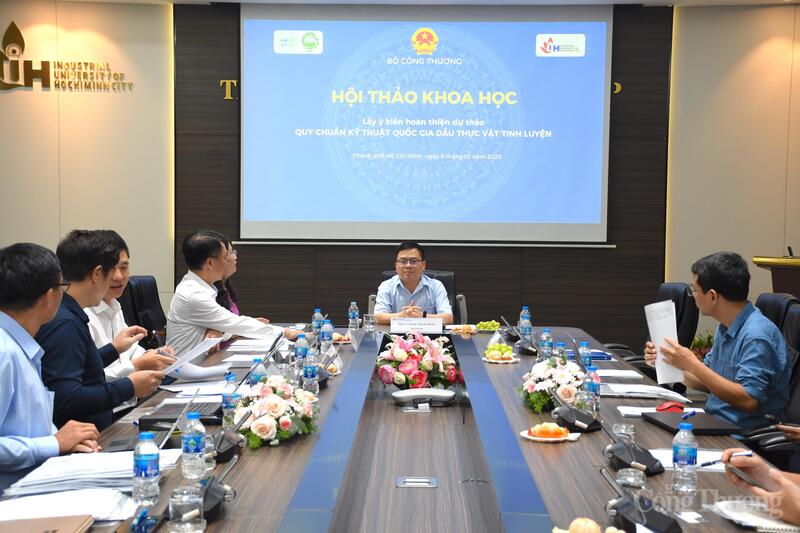 Thứ trưởng Bộ Công Thương Trương Thanh Hoài chủ trì hội thảo. Ảnh: Hoàng Chiến