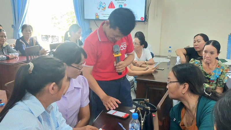 Tập huấn cho 20 thành viên nòng cốt của mô hình về kỹ năng số, kiến thức an toàn mạng, kỹ năng bán hàng trực tuyến và thanh toán điện tử. Ảnh: Nguyễn Dương