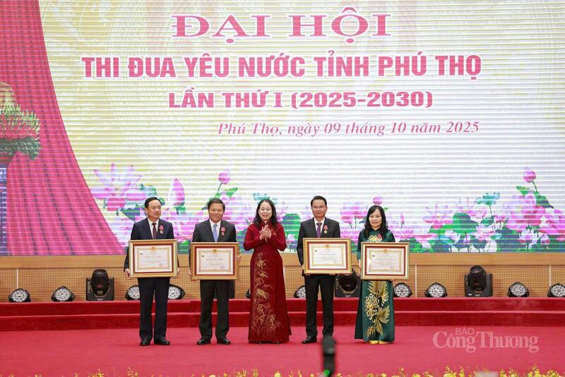 Phó Chủ tịch nước Võ Thị Ánh Xuân trao Huân chương lao động Nhất, Nhì cho lãnh đạo, nguyên lãnh đạo tỉnh Phú Thọ.