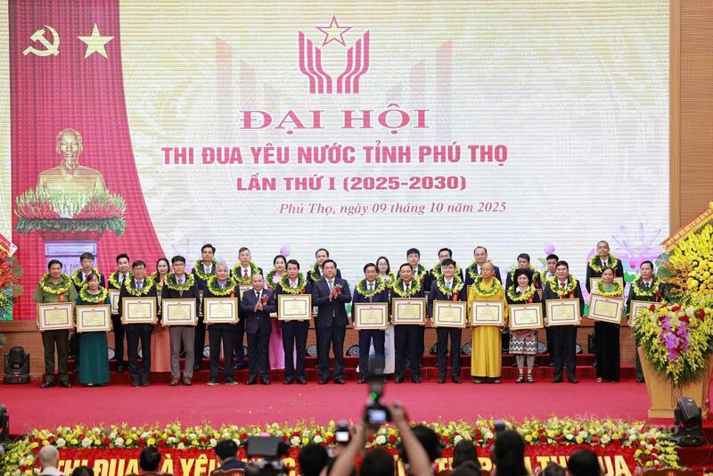 Chủ tịch UBND tỉnh Phú Thọ Trần Duy Đông trao Bằng khen cho các cá nhân có thành tích trong phong trào thi đua yêu nước.