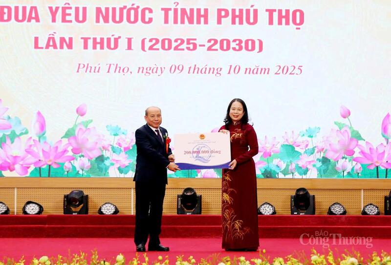 Phó Chủ tịch nước Võ Thị Ánh Xuân tặng Quỹ bảo trợ trẻ em tỉnh Phú Thọ 200 triệu đồng.
