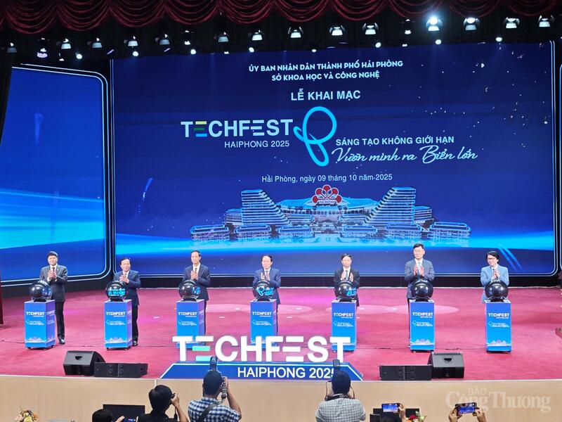 Các đại biểu nhấn nút khai mạc Techfest Hải Phòng 2025