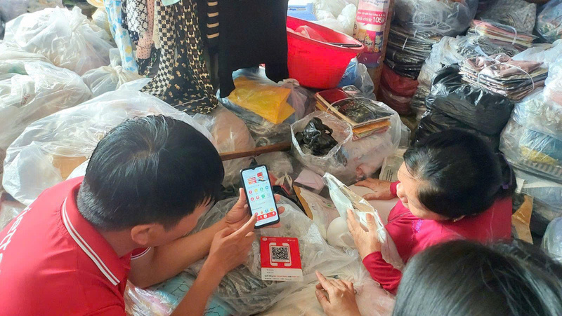 Hướng dẫn cho tiểu thương sử dụng các phương thức thanh toán điện tử. Ảnh: Nguyễn Dương