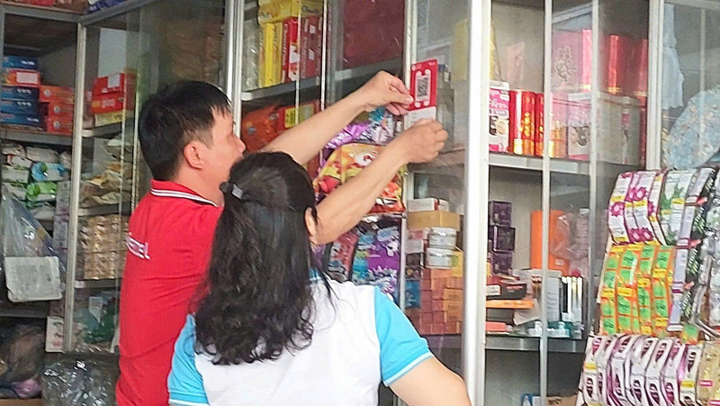 Dán mã quét QR để thanh toán tại các cửa hàng. Ảnh: Nguyễn Dương
