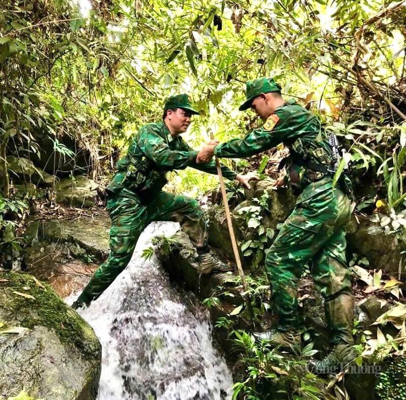 Đường biên giới vô cùng khó khăn, hiểm trở, phải mất nhiều giờ đồng hồ băng rừng, vượt suối mới có thể đến được cột mốc.