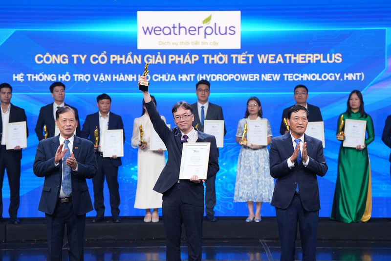 Đại diện liên doanh WeatherPlus – Kyushu Electric Power Co., Inc. nhận giải thưởng