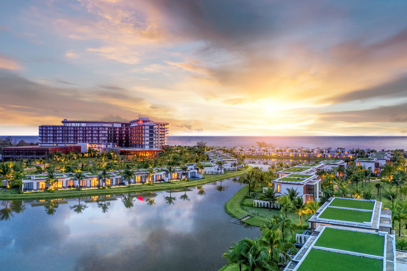 Mövenpick Resort Waverly Phú Quốc nằm bên bãi Ông Lang, được mệnh danh là nơi chiêm ngưỡng hoàng hôn đẹp nhất Việt Nam