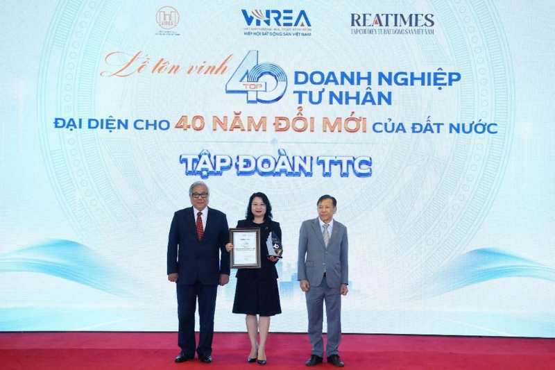 Đại diện Tập đoàn TTC đón nhận biểu trưng tôn vinh từ Ban tổ chức.