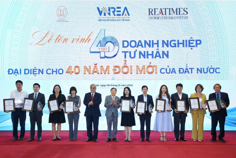 Bên cạnh Tập đoàn TTC, các doanh nghiệp tư nhân được trao tặng biểu trưng gồm những tên tuổi lớn như: Vingroup, FPT, Tập đoàn TH, Vinamilk, NutiFood, T&T Group…