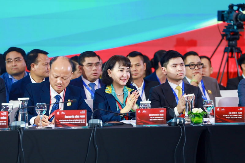 Bà Huỳnh Bích Ngọc, Phó Chủ tịch Thường trực, Tổng Giám đốc Tập đoàn TTC, trình bày kiến nghị của Tập đoàn TTC tại Phiên đối thoại cấp cao Diễn đàn Kinh tế tư nhân Việt Nam 2025 với sự tham dự và chỉ đạo của Thủ tướng Chính phủ Phạm Minh Chính vào chiều 16/9/2025 tại Hà Nội.