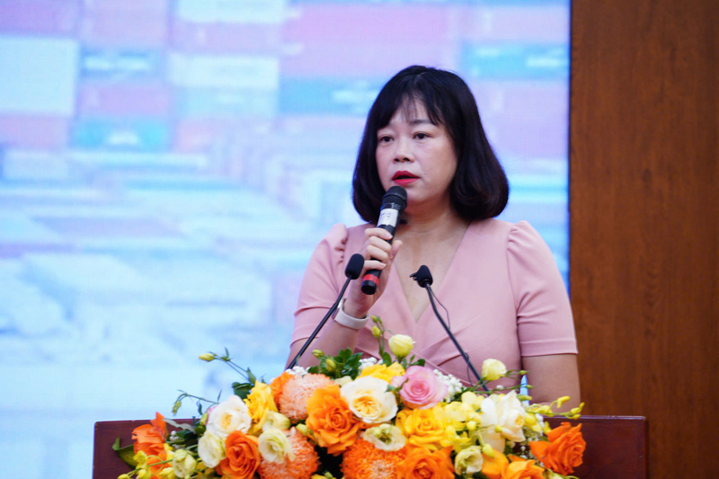 Bà Trần Thanh Bình, Trưởng phòng Xuất xứ hàng hoá, Cục Xuất nhập khẩu, Bộ Công Thương tham luận tại diễn đàn. Ảnh: Thái Mạnh