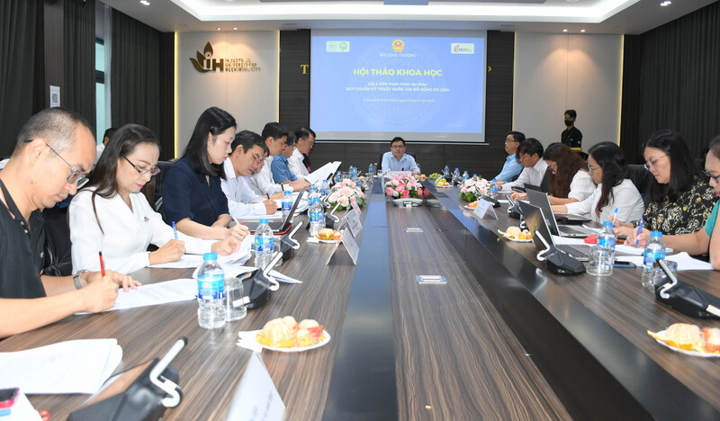 Thứ trưởng Bộ Công Thương Trương Thanh Hoài chủ trì hội thảo. Ảnh: Thanh Minh.