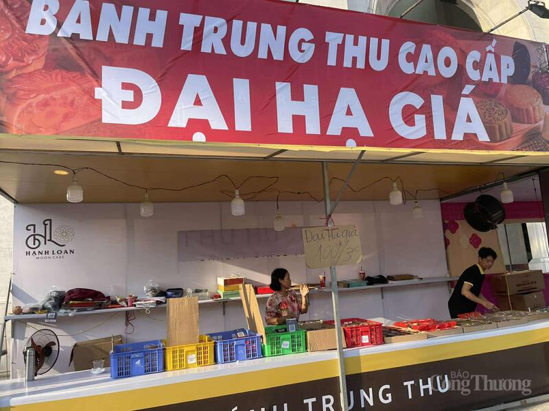 Bánh trung thu được treo biển đại hạ giá trên đường Hoàng Quốc Việt.