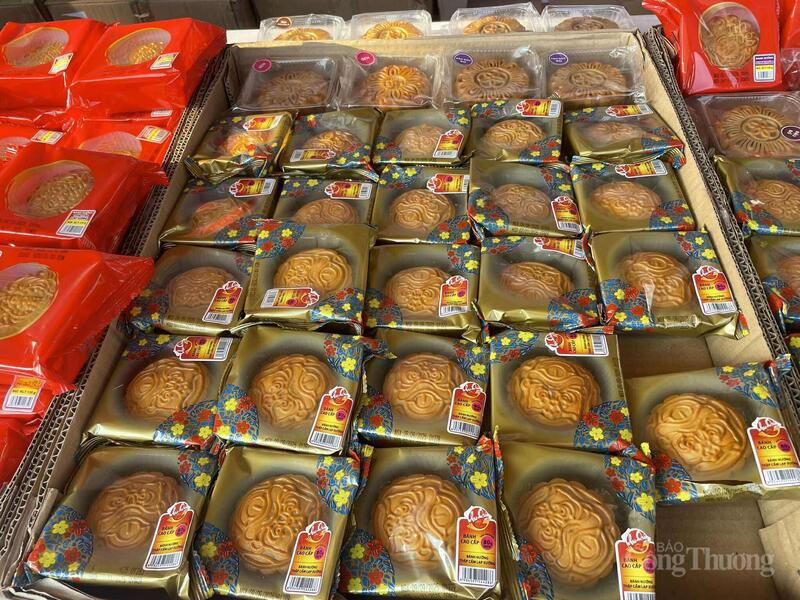 Những chiếc bánh hạ giá với hạn sử dụng còn khá dài.