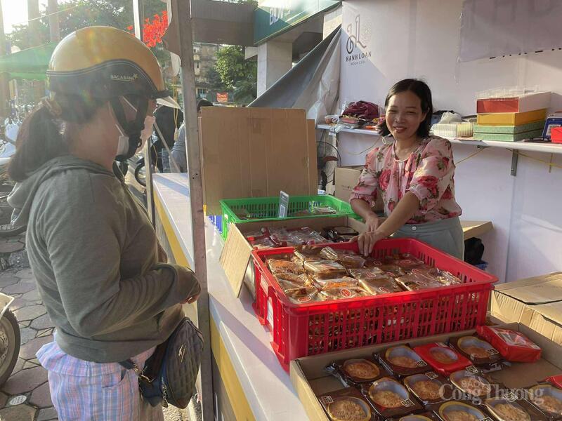 Quầy bánh trung thu hạ giá trên đường Hoàng Quốc Việt nhộn nhịp khách ra vào.