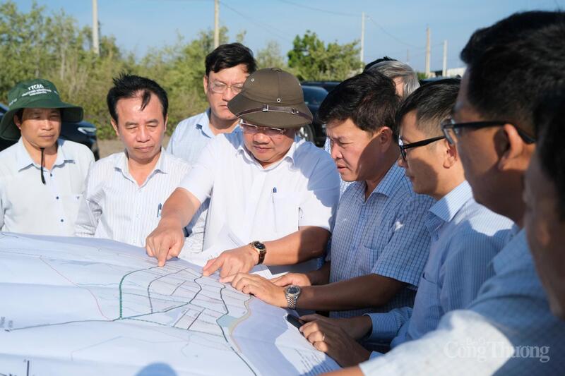 Phó Chủ tịch UBND tỉnh Trịnh Minh Hoàng (đội nón cối) khảo sát khu tái định cư tại thôn Mỹ Hòa, xã Vĩnh Hải. Ảnh: Lê Sơn.