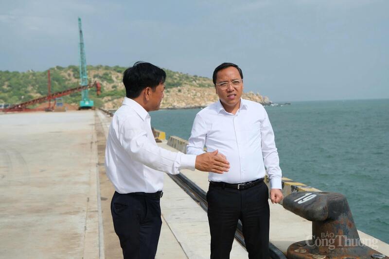 Thứ trưởng Bộ Công Thương Nguyễn Hoàng Long thị sát dự án LNG Cà Ná tỉnh Khánh Hòa. Ảnh: Lê Sơn.