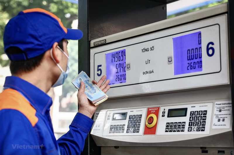 Giá xăng, dầu trong nước giảm mạnh từ 15h chiều 9/10/2025. Ảnh: TTXVN