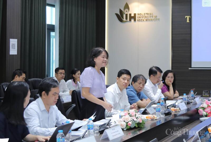 TS. Đặng Hồng Ánh, Chủ nhiệm Bộ môn Công nghệ chế biến Nông sản và  Đồ uống - Viện Công nghiệp thực phẩm trình bày tại hội thảo.