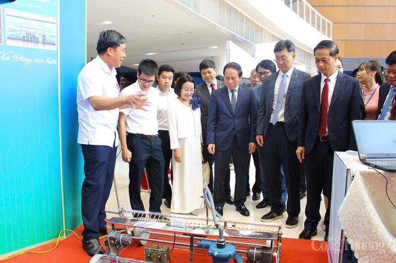 Các đại biểu tham quan các gian hàng trưng bày sản phẩm công nghệ tại sự kiện